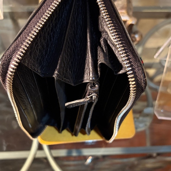 Gucci Shiny Black Leather Zip-Around Wallet - Picture 8 of 8
